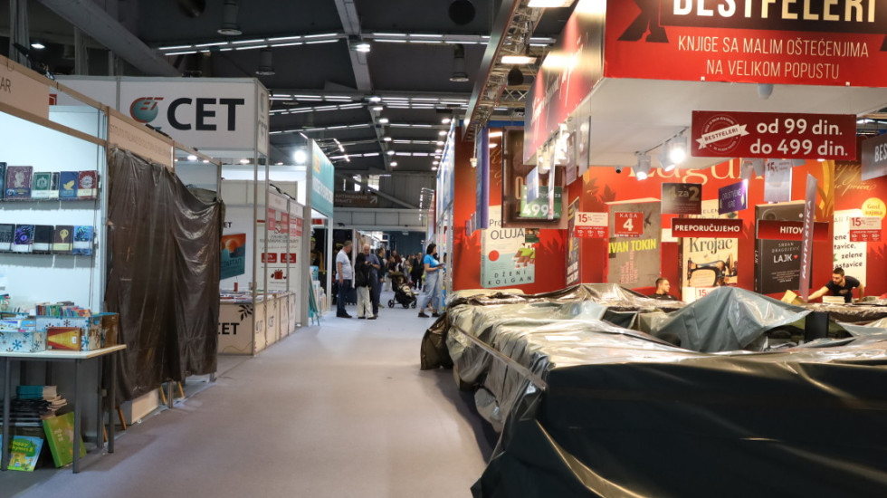 (FOTO) Deo izdavača nije otvorio izložbeni prostor na Sajmu knjiga, nekoliko štandova obmotano crnim platnom