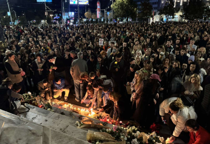 (FOTO) Beograđani pale sveće na Trgu republike, odaju počast nastradalima u padu nadstrešnice