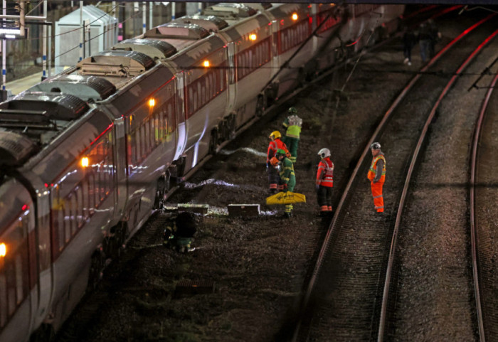 Desetoro ljudi izbodeno nožem u vozu u Britaniji, uhapšene dve osobe
