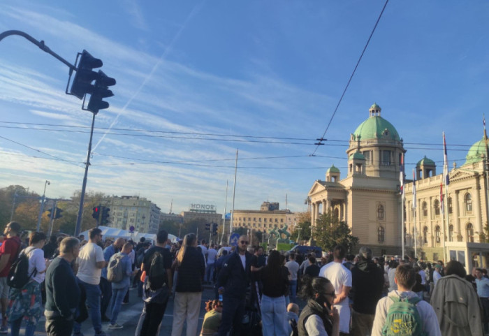 Incident ispred Skupštine: Policija potisnula građane koji podržavaju Dijanu Hrku, priveden Milomir Jaćimović