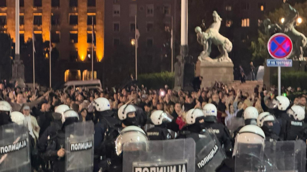 (FOTO) Topovski udari ispred Skupštine: Kordon policije između dve grupe građana, u kneza Miloša bačene baklje