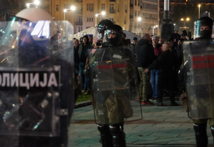 MUP i BIA o incidentima kod Pionirskog parka: Zapaljen šator, povređen policajac