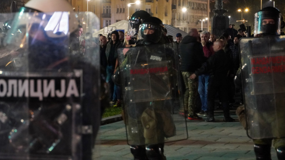 MUP i BIA o incidentima kod Pionirskog parka: Zapaljen šator, povređen policajac