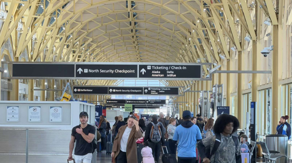 Obustava rada američke vlade parališe avio-saobraćaj: Kontrolori letenja rade bez plate, hiljade letova odloženo