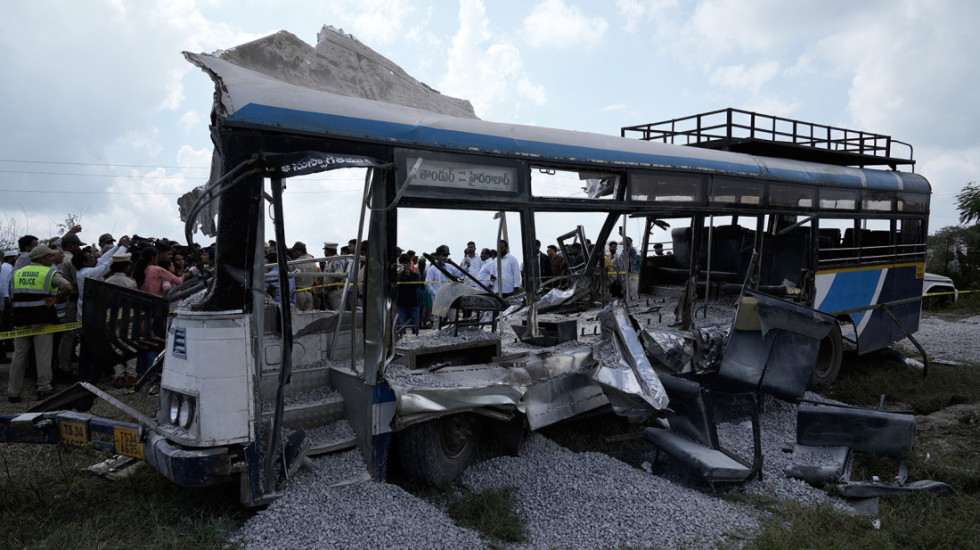 U sudaru kamiona i autobusa na jugu Indije poginulo najmanje 20 ljudi
