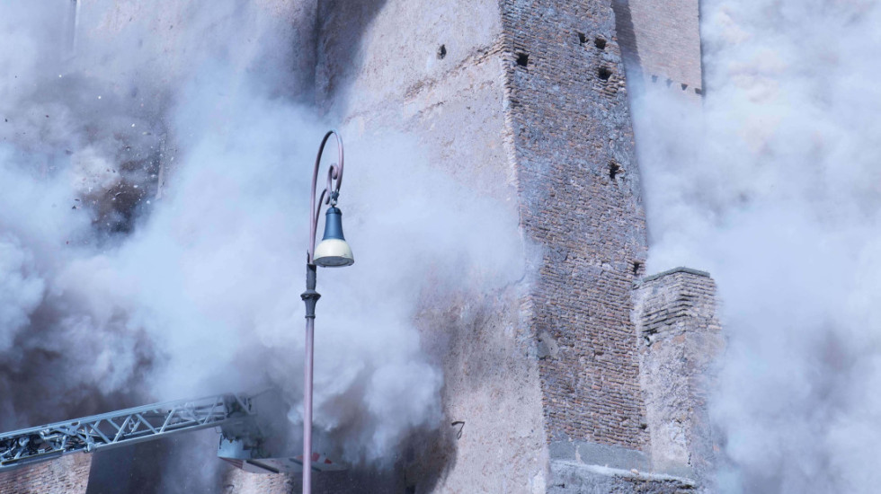(FOTO/VIDEO) Jedan radnik (64) teško povređen, a drugi ostao pod ruševinama kule tokom restauracije u blizini Koloseuma