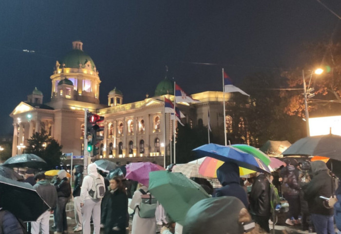 Ispred Skupštine Srbije postavljen još jedan šator, deo raskrsnice kod Takovske i Bulevara prohodan za saobraćaj