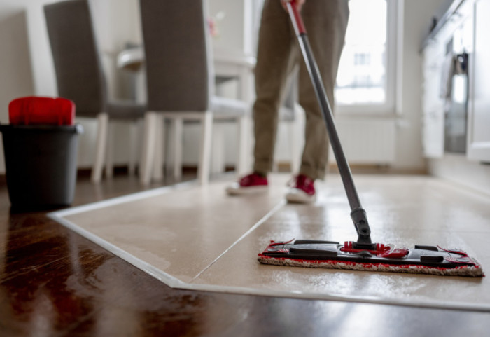 Kesica crnog čaja vraća sjaj drvenim podovima