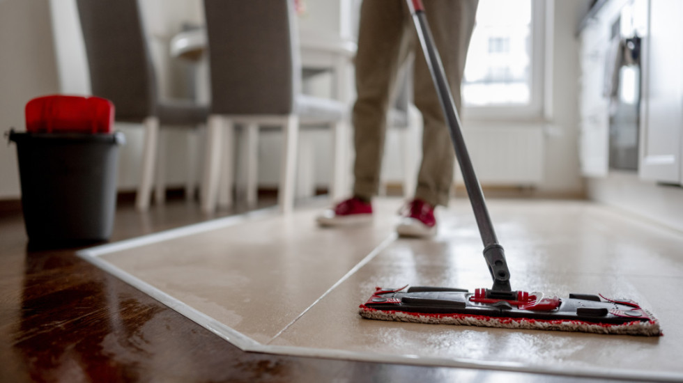 Kesica crnog čaja vraća sjaj drvenim podovima