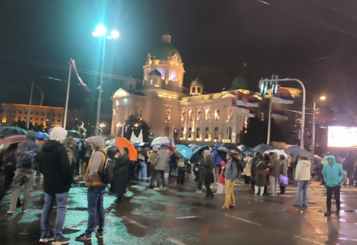 Mirno ispred Skupštine Srbije: Blokirana raskrsnica Takovske i Bulevara, iz Pionirskog parka se čuje glasna muzika