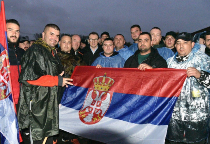 Srbi sa Kosova koji pešače do Novog Sada stigli u Lazarevac, dočekao ih Petar Petković
