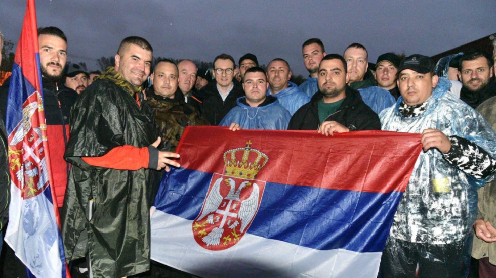 Srbi sa Kosova koji pešače do Novog Sada stigli u Lazarevac, dočekao ih Petar Petković