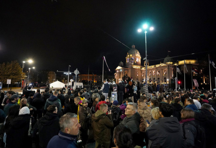 Mirno ispred Skupštine Srbije: Blokirana raskrsnica Takovske i Bulevara, iz Pionirskog parka se čuje glasna muzika