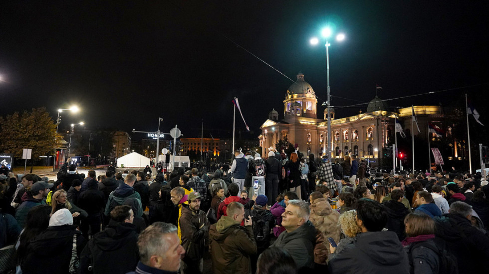 Mirno ispred Skupštine Srbije: Blokirana raskrsnica Takovske i Bulevara, iz Pionirskog parka se čuje glasna muzika