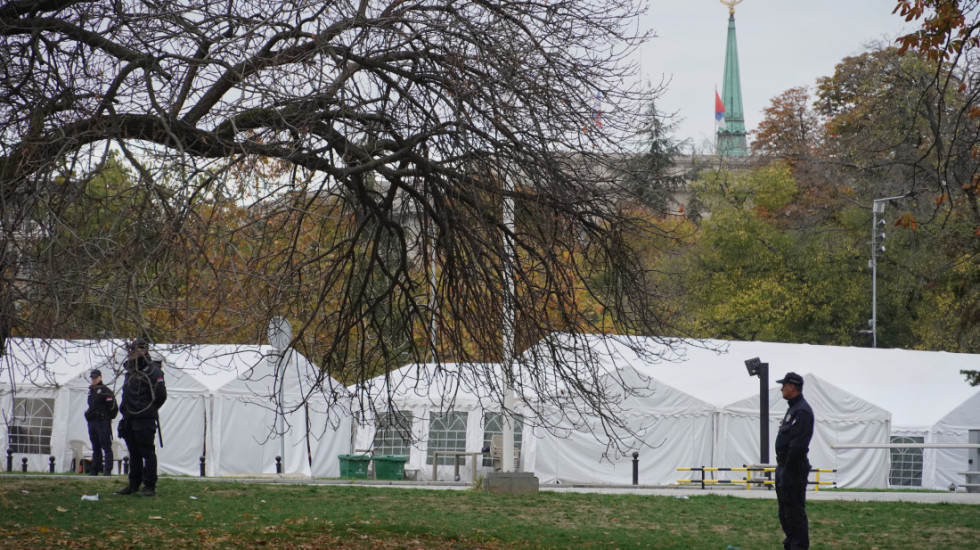 Ispred Skupštine mirno, redovan saobraćaj u Takovskoj i Bulevaru kralja Aleksandra