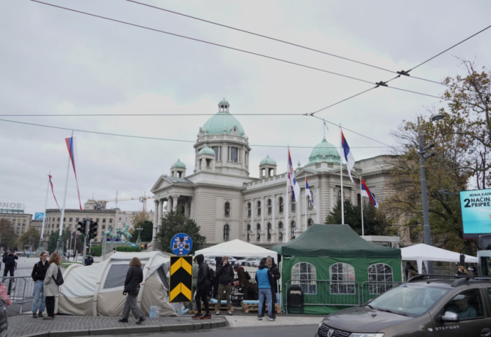 (FOTO) Ispred Skupštine mirno, redovan saobraćaj u Takovskoj i Bulevaru kralja Aleksandra