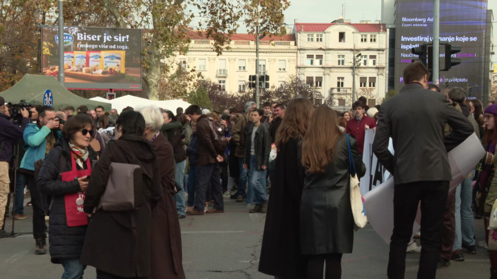(FOTO) Ispred Skupštine mirno: Grupa srednjoškolaca stigla da podrži Dijanu Hrku, muzika sa razglasom se sklanja