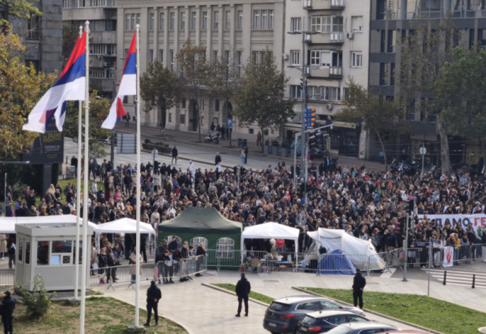 (FOTO) Ispred Skupštine mirno: Grupa srednjoškolaca stigla da podrži Dijanu Hrku, muzika sa razglasom se sklanja