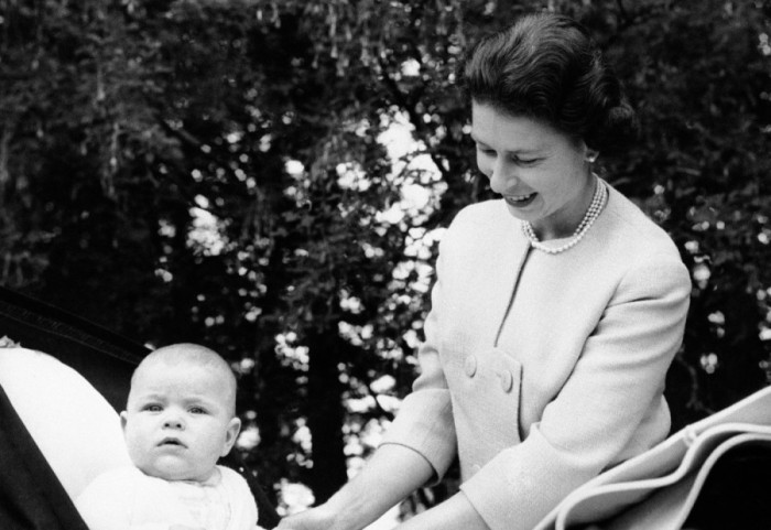 Na aukciji pismo kraljice Elizabete koje je napisala kao dete, očekuje se da će dostići skoro 5.000 evra