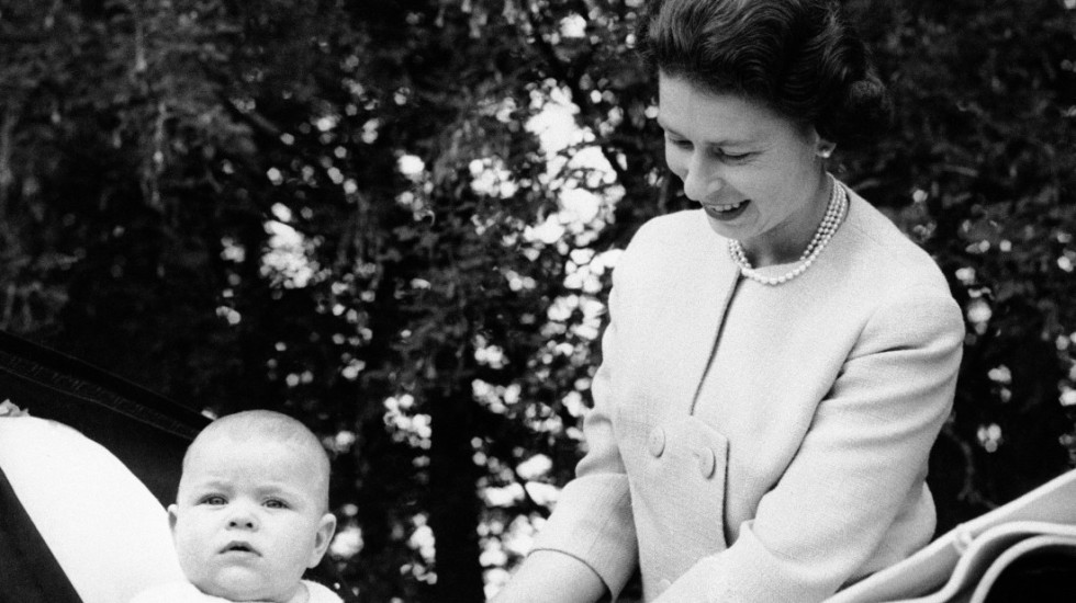 Na aukciji pismo koje je kraljica Elizabeta napisala kao dete, očekuje se da će dostići cenu od skoro 5.000 evra