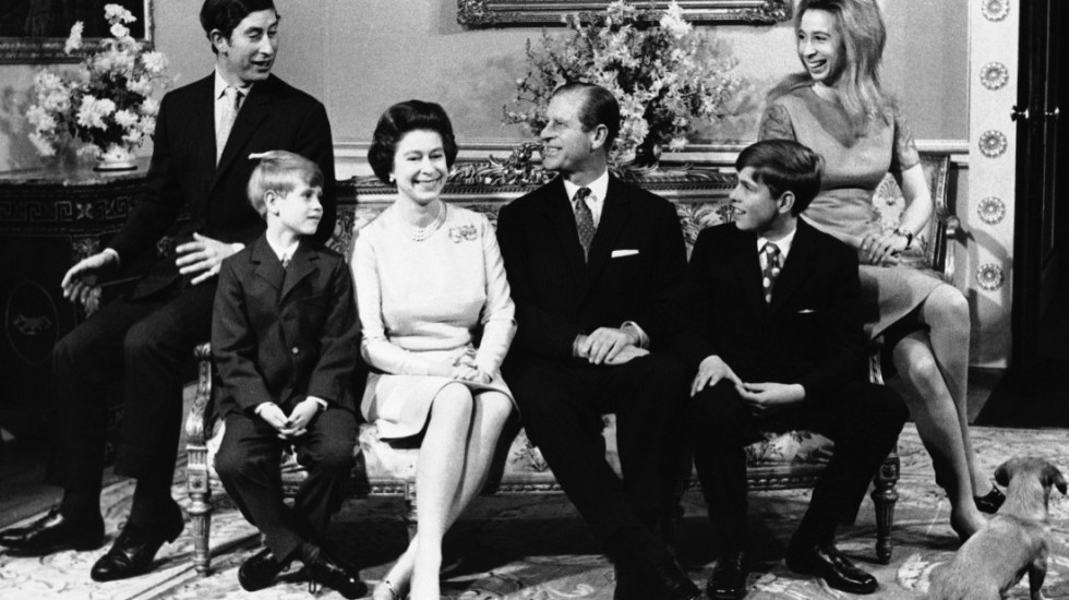 (FOTO) Kraljičin stil britanske mode: Odevni predmeti Elizabete II na izložbi u Bakingemskoj palati