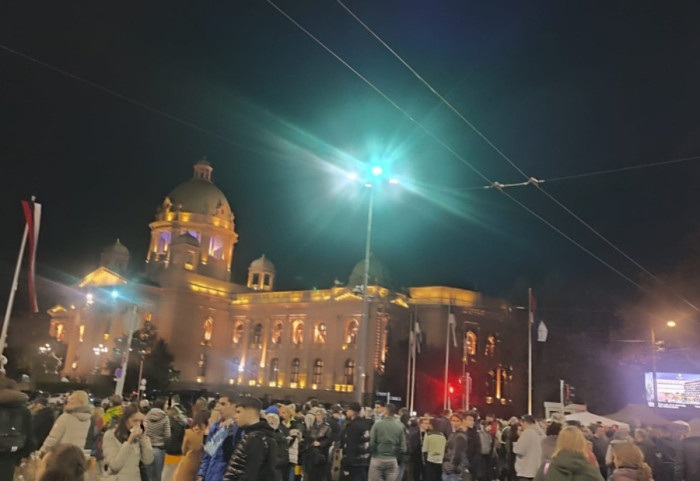 (FOTO) Okupljanja ispred Skupštine: Puštena muzika u Pionirskom parku, građani koji pružaju podršku Dijani Hrki negoduju