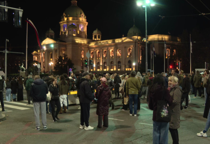 (FOTO) Okupljanja ispred Skupštine: Puštena muzika u Pionirskom parku, građani koji pružaju podršku Dijani Hrki negoduju
