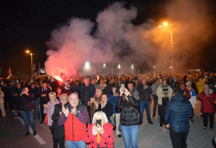 Srbi sa KiM koji pešače ka Novom Sadu dočekani u Meljaku