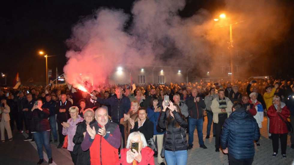 (FOTO) Srbi sa KiM koji pešače ka Novom Sadu dočekani u Meljaku