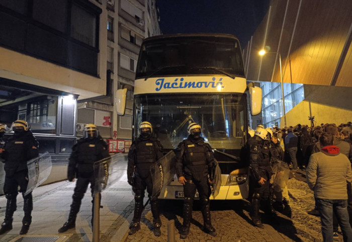 MUP: Policija ispred zgrade Vlade AP Vojvodine postupa u skladu sa zakonom, Jaćimovićev autobus nepropisno parkiran