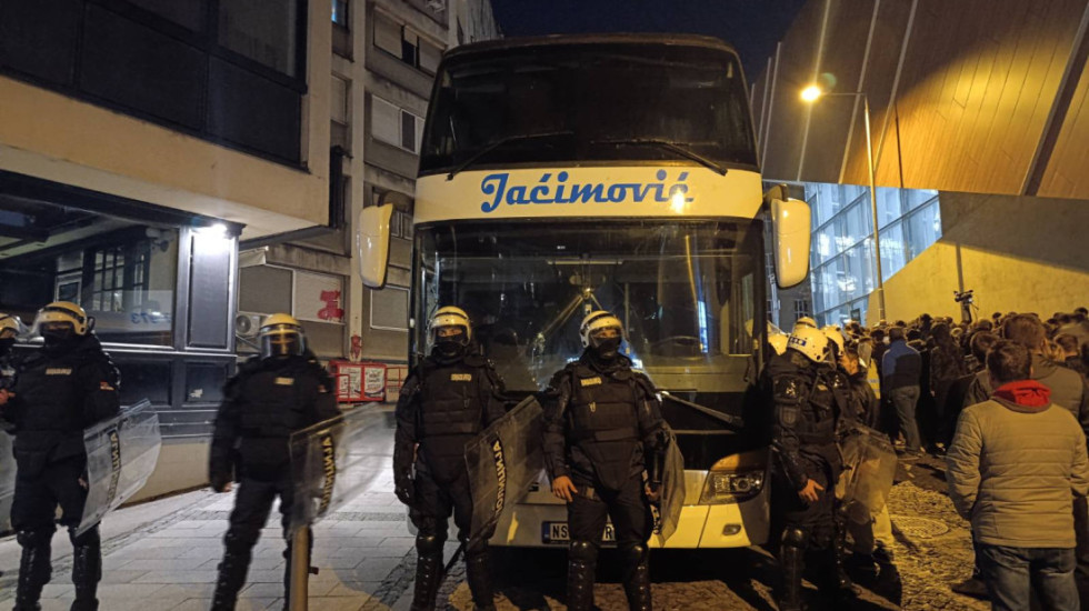 MUP: Policija ispred zgrade Vlade AP Vojvodine postupa u skladu sa zakonom, Jaćimovićev autobus nepropisno parkiran