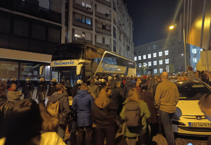 (FOTO) Policija odvela auto-prevoznika Milomira Jaćimovića, tenzično kod Pete beogradske gimnazije