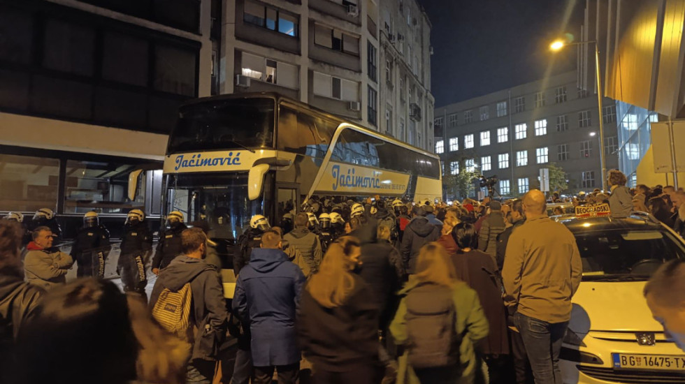 (FOTO/VIDEO) Policija odvela auto-prevoznika Milomira Jaćimovića, bilo tenzično kod Pete beogradske gimnazije