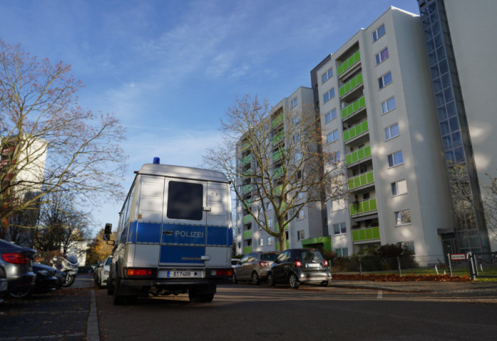 Lopovi ukrali Geteovu statuu ispred srednje škole u Hamburgu,ostale samo cipele