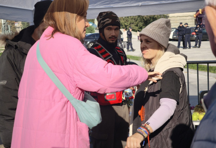 Mirno ispred Skupštine Srbije: Okupljeni pružaju podršku Hrki, u toku pripreme za skup kod Pionirskog parka