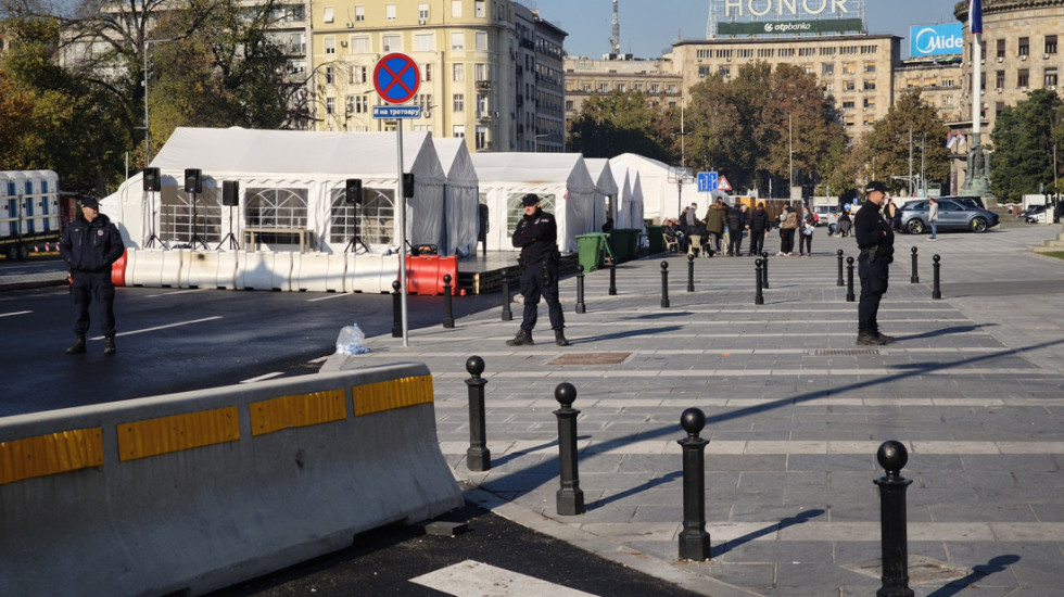 Ispred Skupštine mirno, Dijana Hrka i dalje štrajkuje glađu, Takovska i Bulevar kralja Aleksandra prohodni za saobraćaj