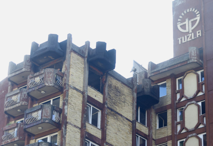 Požar u Domu penzionera u Tuzli: Stradalo 11 štićenika, troje povređenih kritično, među hospitalizovanima i spasioci