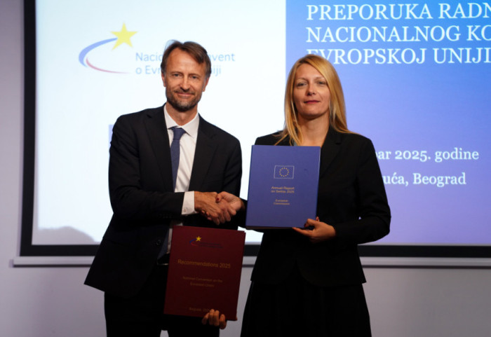 Bekerat uručio godišnji izveštaj EK o napretku Srbije: Reforme značajno usporene, iako su uočeni pozitivni pomaci