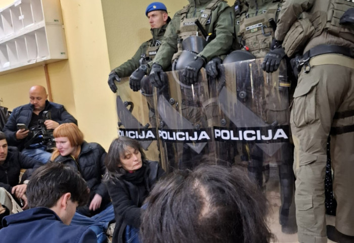 Protest u Sarajevu zbog organizovanja košarkaške utakmice između Dubaija i Haopela