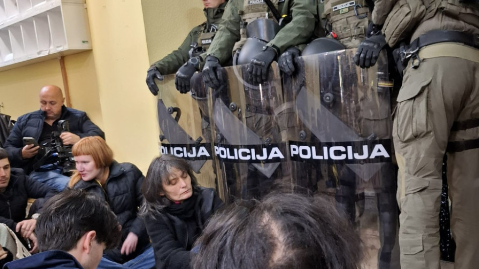 Protest u Sarajevu zbog organizovanja košarkaške utakmice između Dubaija i Haopela