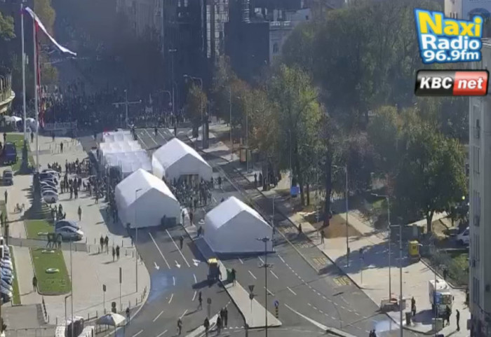 Mirno ispred Skupštine Srbije: Srednjoškolci uz Dijanu Hrku, saobraćaj ponovo blokiran