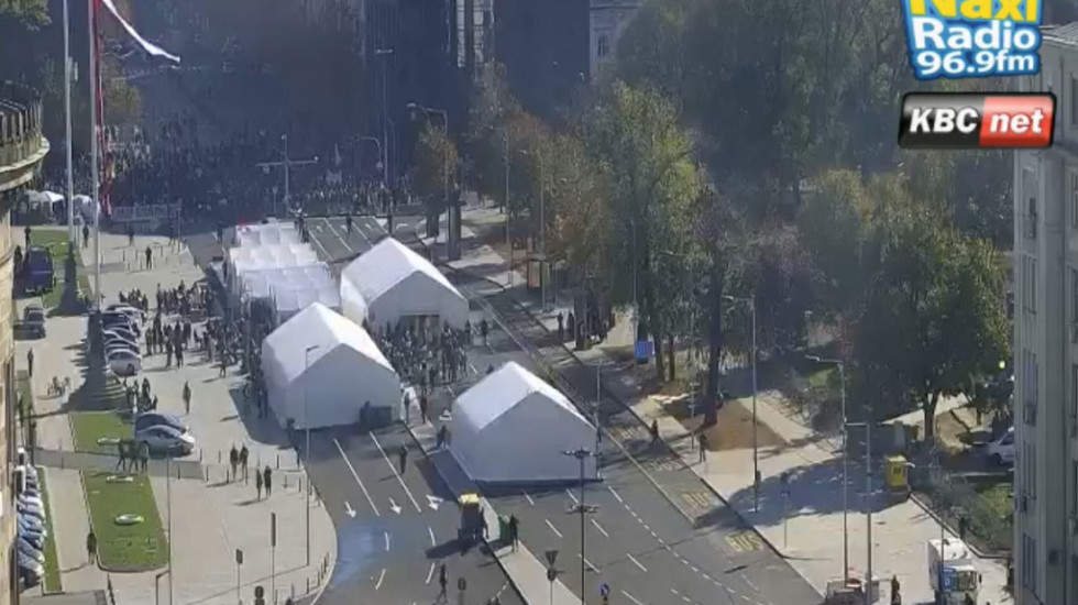 Mirno ispred Skupštine Srbije: Srednjoškolci uz Dijanu Hrku, saobraćaj ponovo blokiran