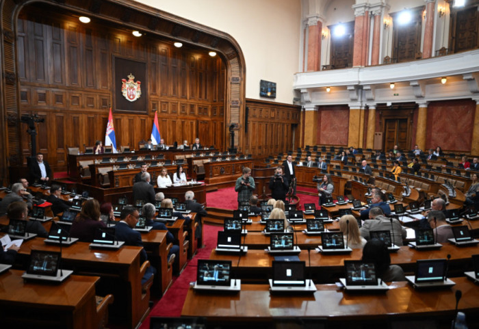 Skupština Srbije nastavila rad, na početku sednice poslanici postavljaju pitanja