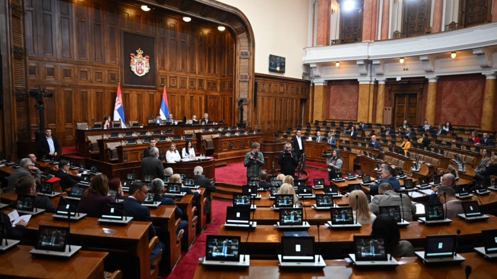 Skupština Srbije nastavila rad, na početku sednice poslanici postavljaju pitanja