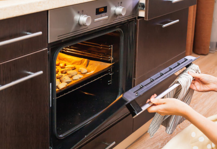 Zagrevanje rerne pre pečenja jela ima nekoliko prednosti