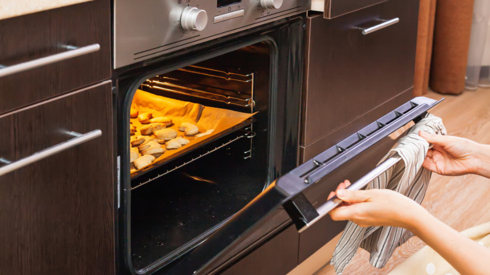Zagrevanje rerne pre pečenja jela ima nekoliko prednosti
