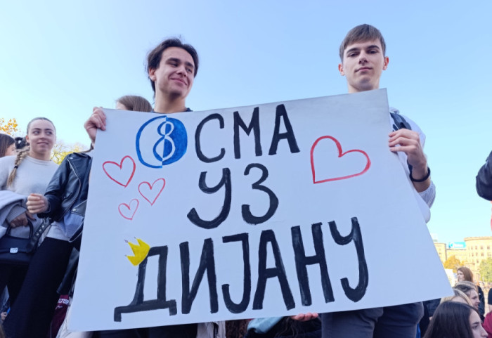 (FOTO) Mirno ispred Skupštine Srbije: Srednjoškolci uz Dijanu Hrku, saobraćaj ponovo blokiran