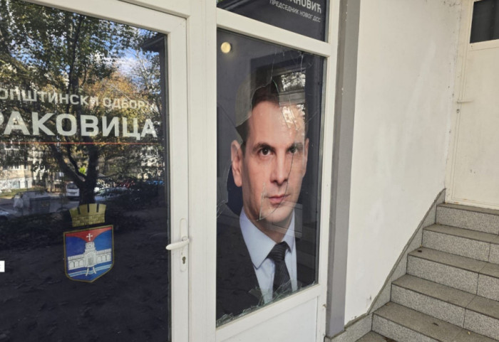 Razbijena stakla na prostorijama Novog DSS u Rakovici