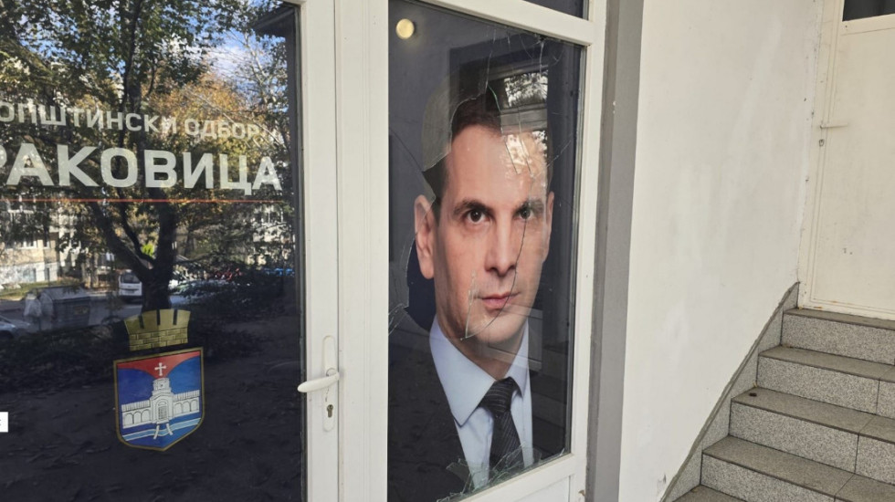Razbijena stakla na prostorijama Novog DSS u Rakovici