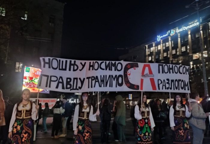 (FOTO) Mirno ispred Skupštine Srbije: Srednjoškolci uz Dijanu Hrku, saobraćaj ponovo blokiran